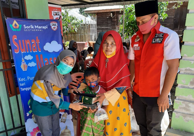 Pemuda LIRA Madina dan PT. SMGP membagikan Peci dan Sarung kepada anak anak peserta Sunat Massal. 