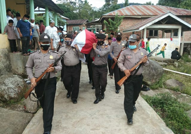 Kapolsek Sipirok Jadi Irup Tradisi Pemakaman Personil Polda Jambi Kapolsek