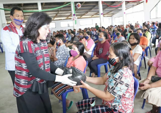 Serahkan Bantuan Benang