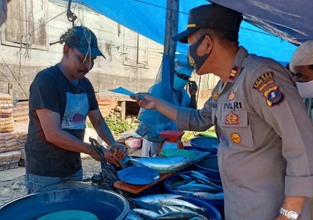 Polsek Saipar Dolok Hole Bersama Forkopimca Himbau Warga Patuhi Prokes Di Pusat Pasar Bersama