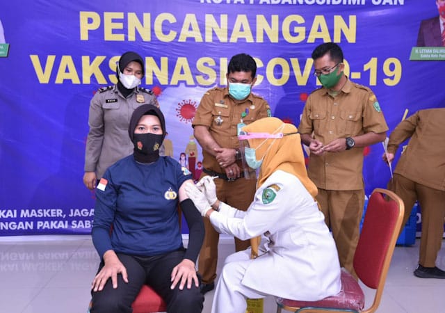 Walikota Orang Pertama Di Vaksinasi Covid-19 Di Kota Padangsidimpuan Walikota