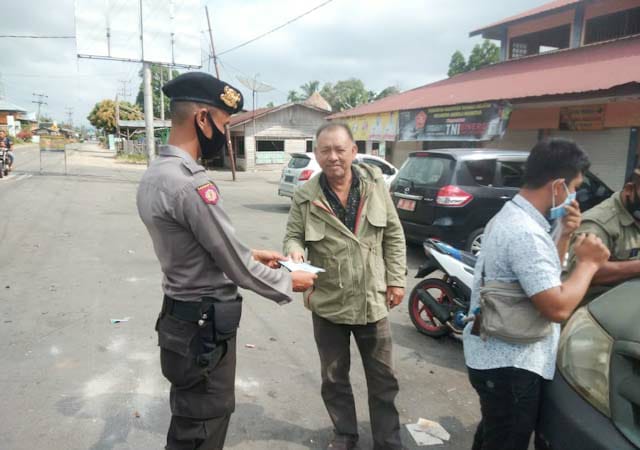 Dipimpin Kasubbag Humas Polres Tapsel, Operasi Yustisi Ditandai Dengan Bagi Masker Gratis Kasubbag