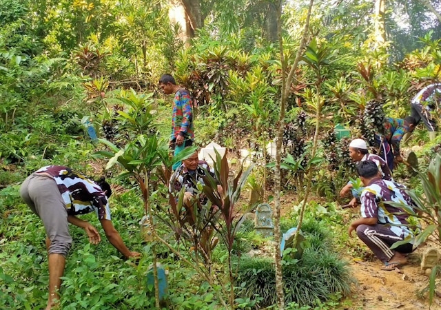 PAC IPK dan PUK SPTI Kecamatan Natal saat melakukanBakti sosial dengan pembersihan TPU dan Masjid di Desa Patiluban Mudik.