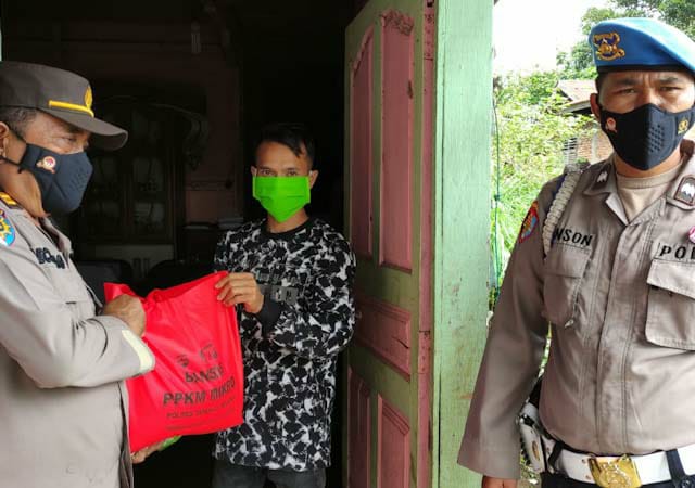 Iptu Ricky N Tarigan, SH bagikan paket sembako Bansos PPKM Mikro kepada warga kurang mampu terdampak Pandemi Covid-19.