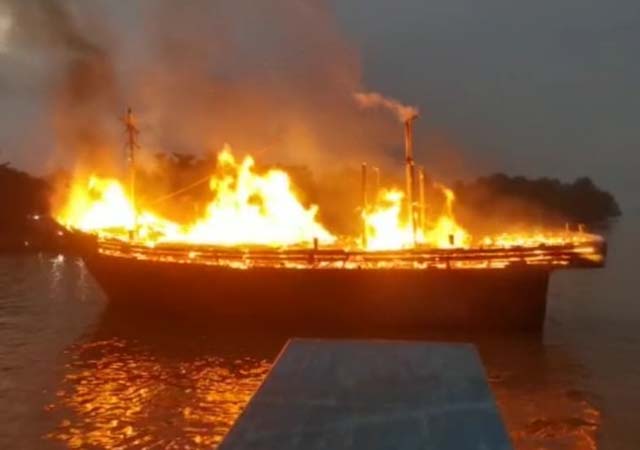 Kapal bersandar