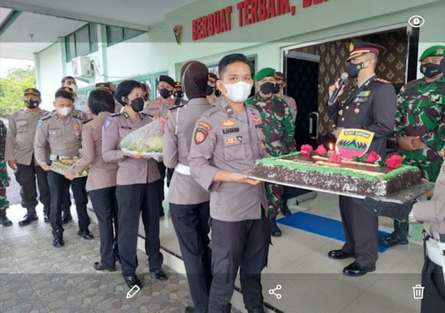 Di HUT TNI Ke-76, Kue Ulang Tahun Kapolda Sumut Diserahkan Kapolres Tapsel Kepada Danyonif 123/RW HUT
