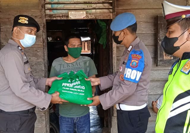 Kasubbag Humas Polres Tapsel Pimpin Operasi Yustisi Dan Bagi Sembako Bansos PPKM Mikro Kasubbag Humas
