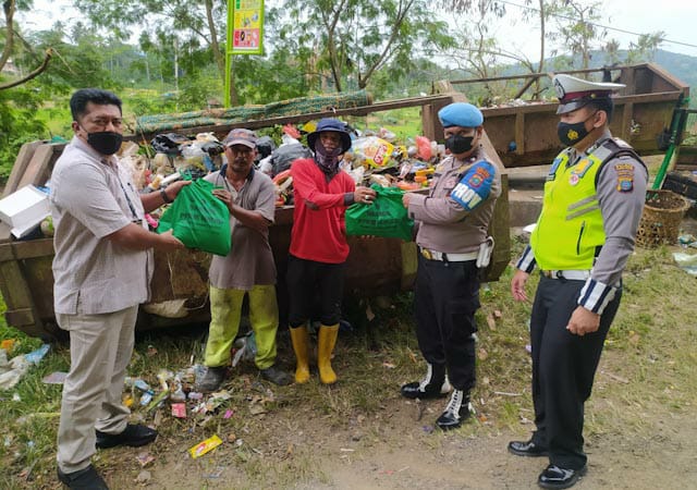 Bersama TNI Dan Pemkab, Polres Tapsel Gelar Operasi Yustisi Dan Bagi Sembako di Angkola Timur TNI