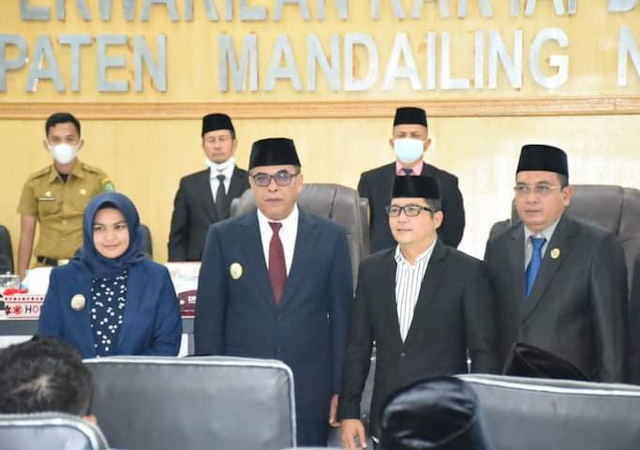 Wakil Bupati (Atika Azmi Utami), Bupati Madina (H. Jakfar Sukhairi Nasution), dan Ketua DPRD Madina (H. Erwin Lubis). 