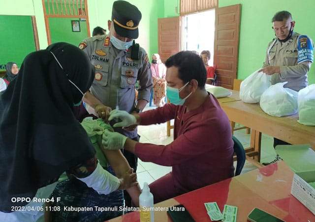 Bulan Puasa, Polsek SDH Gelar Vaksinasi Sekaligus Bagikan Sembako Gelar