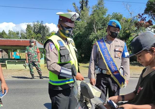 Ajak Warga Patuhi Prokes, Polres Tapsel Bersama 3 Pilar Gelar Operasi Yustisi di Angka Timur Warga