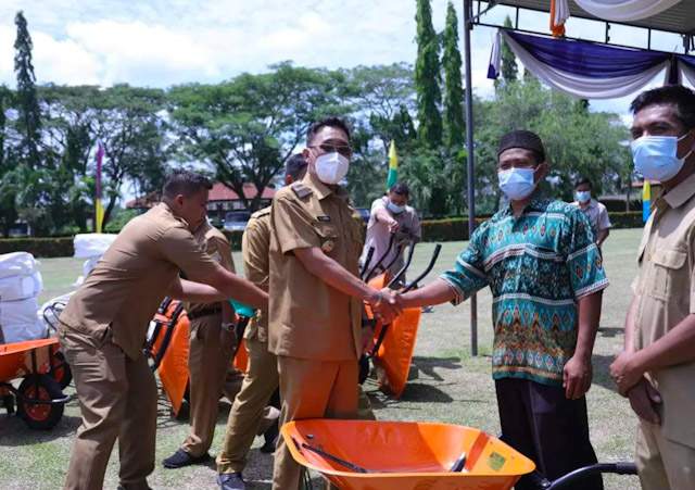 Bupati Labuhanbatu Selatan Hadiri Penyerahan Alat Panen Sawit Yang Di Berikan PT Asam Bupati