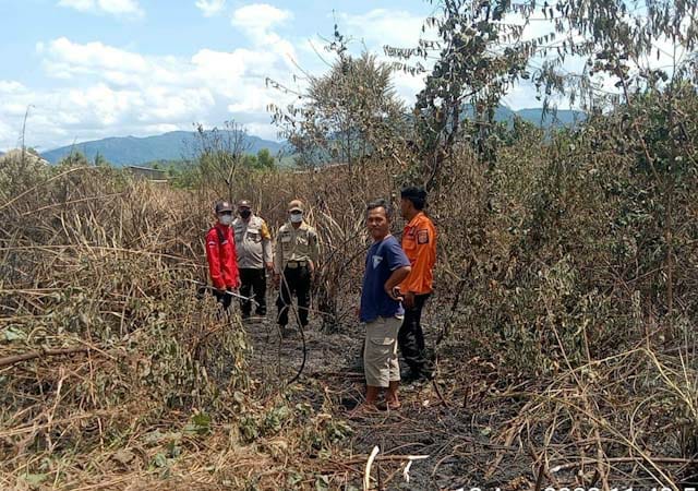 Bhabinkamtibmas Polsek Padang Bolak Dibantu Warga Padamkan Lahan Terbakar Bhabinkamtibmas