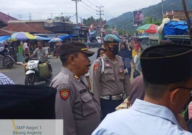 Polsek Dan Kasi Pembangunan Kecamatan Batang Angkola Cek Ketersediaan Sembako Dan Harga di Pekan Sigalangan Polsek