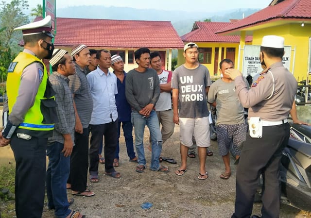 Sampaikan Pelaksanaan Operasi Zebra Toba, Kasat Lantas Polres Tapsel Sambangi Pengemudi Angkot Pelaksanaan