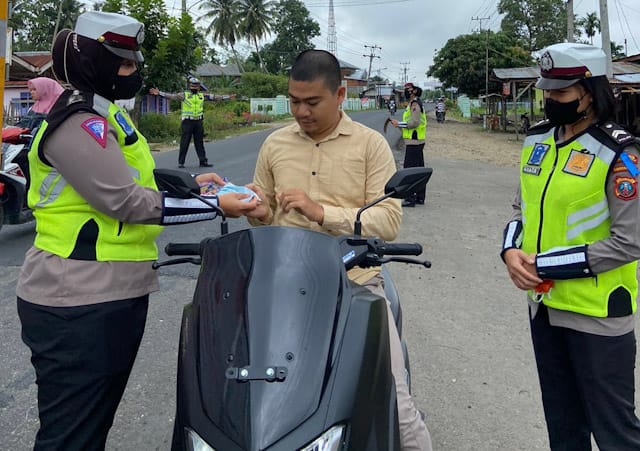 Polwan Polres Tapsel Beraksi Sebar Brosur Dan Sticker Himbauan Operasi Zebra Toba 2022 Polwan
