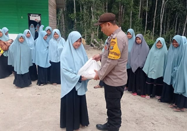 Bantu Fakir Miskin Dan Anak Yatim, Polsek SDH Bagi Sembako di Tahfidz Qur'an Baiturrahmi Sidapdap Simanosor Anak Yatim