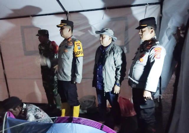 Malam Hari, Kapolres Tapsel Tinjau Banjir di Angkola Sangkunur, Warga diminta Tetap Waspada Kapolres