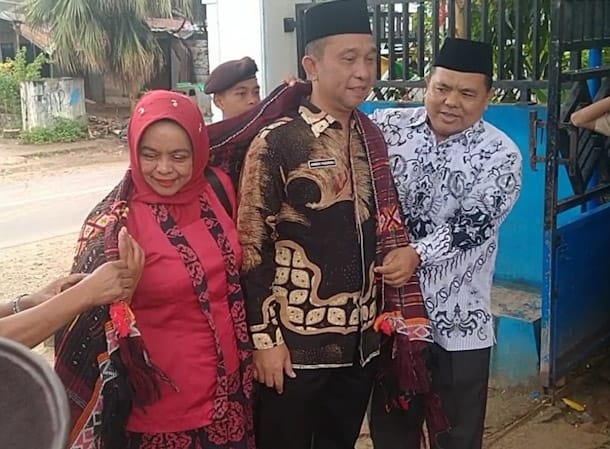 Kadis Pendidikan Tapsel Pimpin Upacara HUT PGRI ke -77 dan Hari Guru Nasional di SMPN 1 Batangtoru Kadis