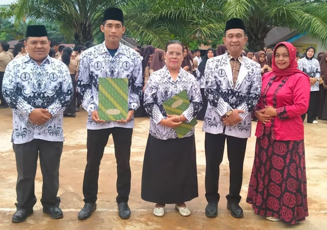 Kadis Pendidikan Tapsel Pimpin Upacara HUT PGRI ke -77 dan Hari Guru Nasional di SMPN 1 Batangtoru PGRI