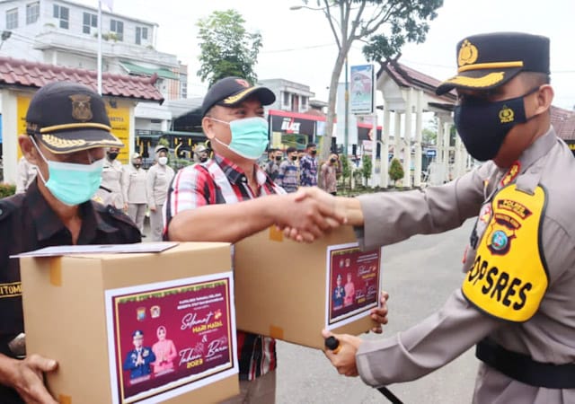 Wujud Kebersamaan, Kapolres Tapsel Serahkan Paket Natal Kepada Personil, Purnawirawan dan Wartawan Kapolres