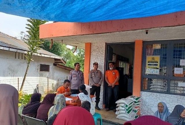 Pastikan Aman dan Lancar, Kapolsek SDH Lakukan Pengawasan Penyaluran Beras Kapolsek