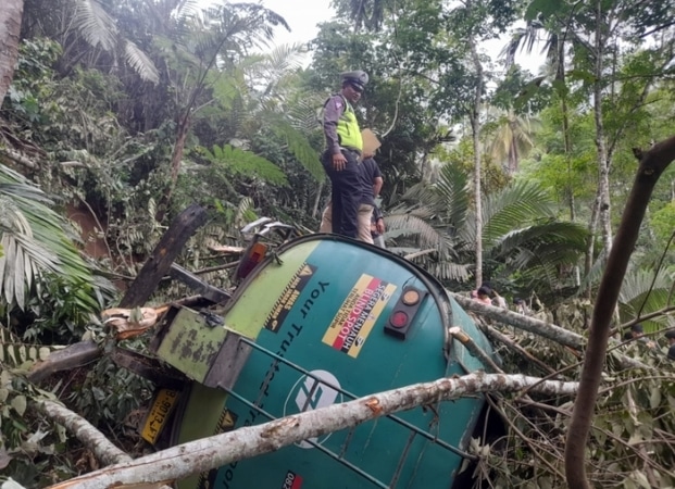 Rem Tak Berfungsi, Truck CPO Terjun Bebas ke Jurang di Parsalakan CPO