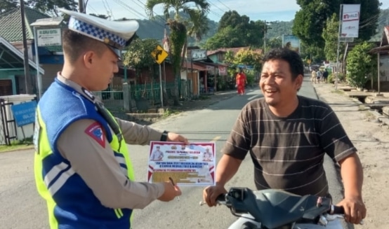 Operasi Patuh Toba 2023, Polsek Batang Toru Bagikan Brosur Keselamatan Berlalulintas Kepada Para Pengendara Kenderaan Operasi