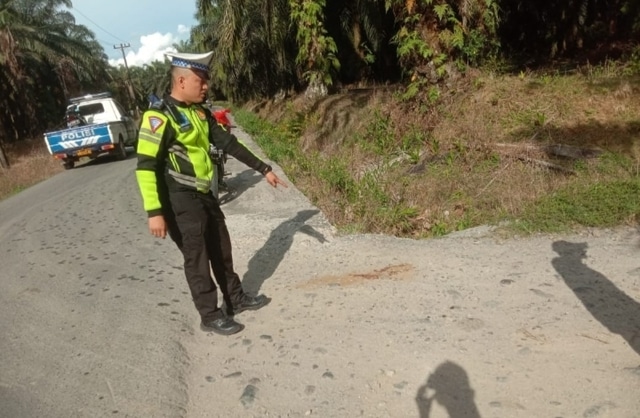 Akibat Kurang Hati-Hati Saat Berbelok, Dua Wanita Pemotor Diseruduk Sepeda Motor di Batang Toru Hati-hati