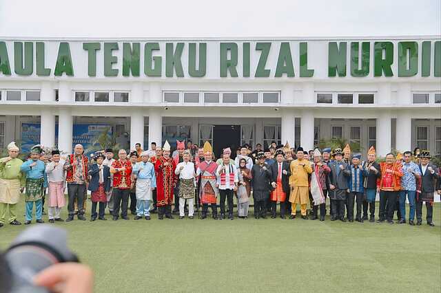 Naik Becak, Pj Wali Kota Sidimpuan Hadir Di Pembukaan Musrenbang RKPD 2025 Sumut Wali Kota