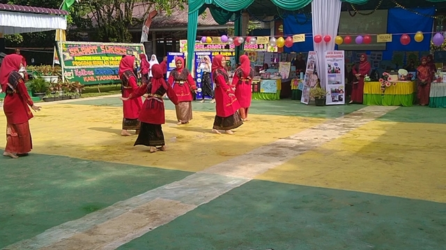 Persembahan tarian dengan merah menyala.