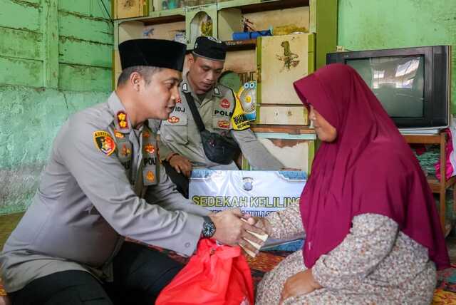 Di Tantom Angkola, Kapolres Tapsel Bagikan Bantuan Sedekah Keliling Kepada Warga Kurang Mampu Kapolres