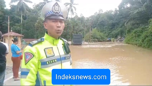Sembari Lakukan Gatur, Sat Lantas Polres Tapsel Himbau Warga Terdampak Banjir Tetap Waspada Dan Jaga Harta Miliknya Himbau