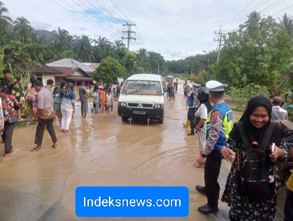 Sembari Lakukan Gatur, Sat Lantas Polres Tapsel Himbau Warga Terdampak Banjir Tetap Waspada Dan Jaga Harta Miliknya Gatur