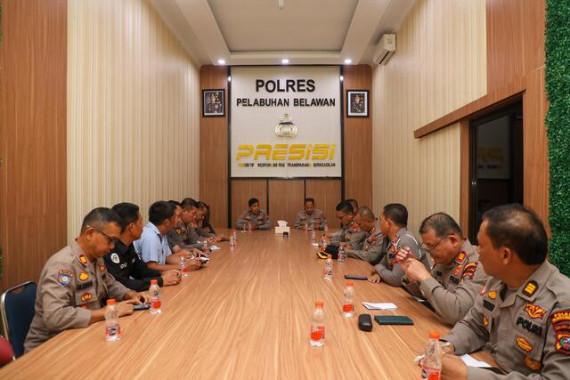 Jenguk Kapolsek, Wakapolda Sumut Beri Arahan dan Semangat Kepada Personel Polres Belawan Wakapolda