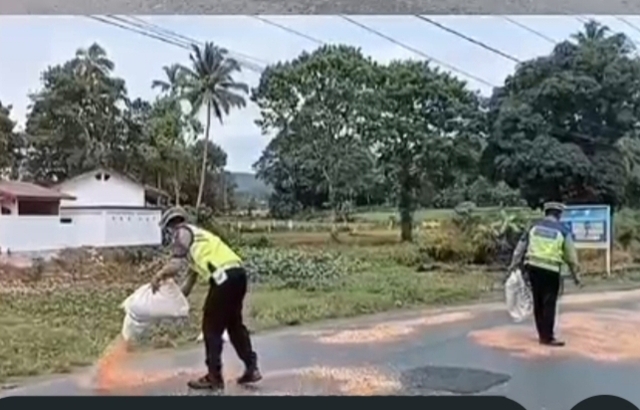 Peduli Keselamatan Pengendara, Sat Lantas Polres Tapsel Timbun Tumpahan Solar Dengan Sekam Keselamatan