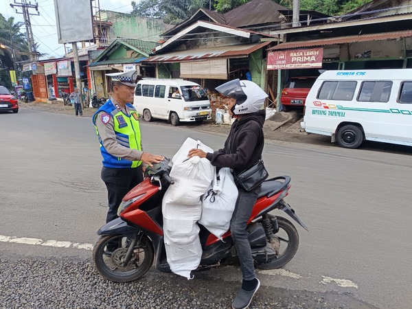 Di Hari ke-4 Ops Zebra Toba 2025, Sat Lantas Polres Berikan Edukasi dan Penindakan Kepada Pelanggar Lalulintas Zebra