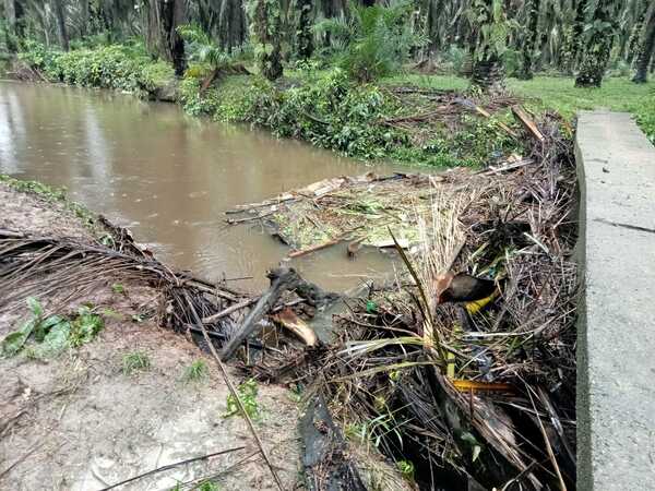 Proyek Normalisasi Sungai Ngaso di Desa Ujung Batu Timur Terkesan Dikerjakan Asal Jadi Sungai